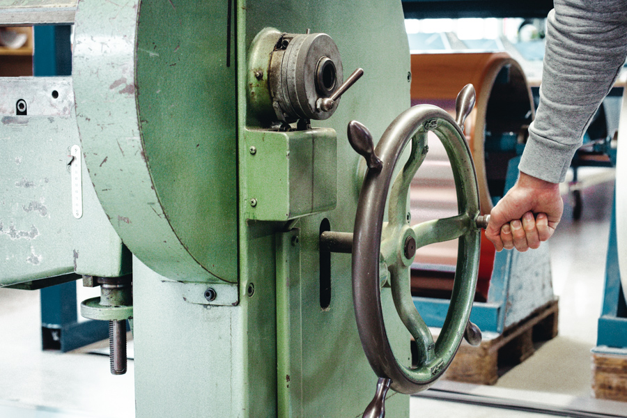 Mitarbeiter an Blechwalze